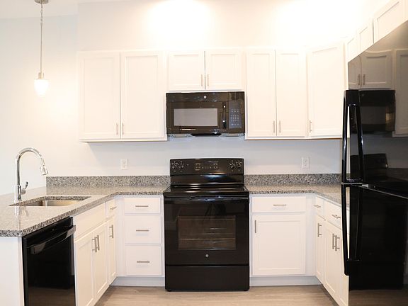 4th image of 2-118 Old Colony Ave #2