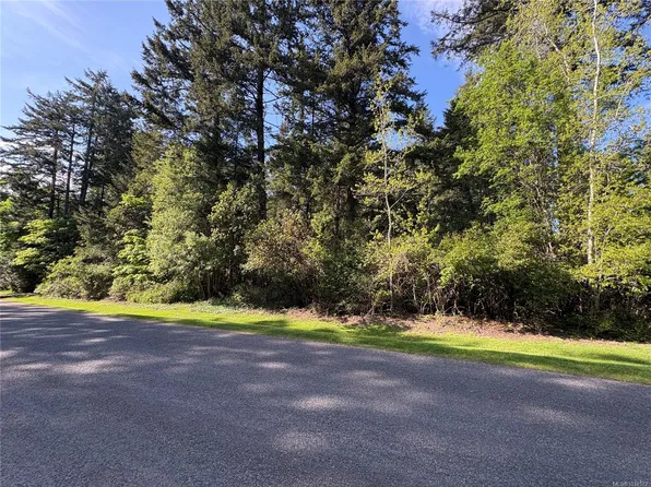 750 Dalkeith Ave, North Saanich, BC V8L 5G7