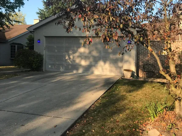 9516 Crown Commons Dr, Crown Point, IN 46307