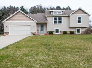1031 S Stoneridge Dr, Plainwell, MI 49080