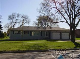 805 SW 1st St, Madison, SD 57042