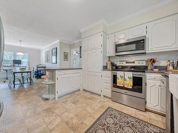 4th image of 613 Lynn St