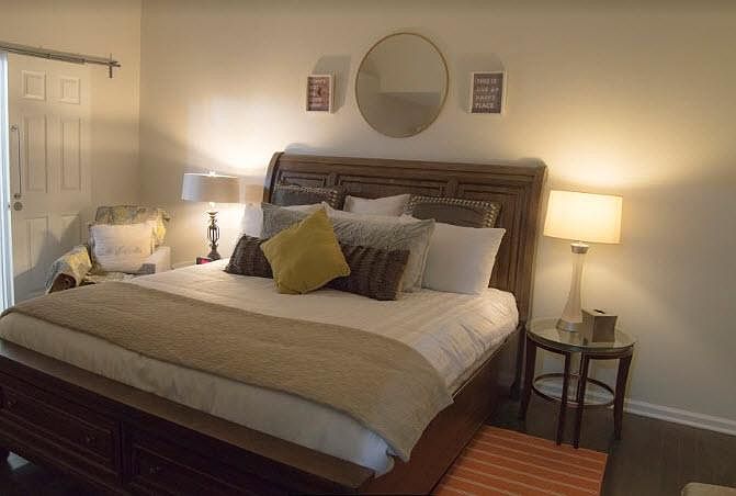 King size bed in master bedroom w/cathedral ceilings