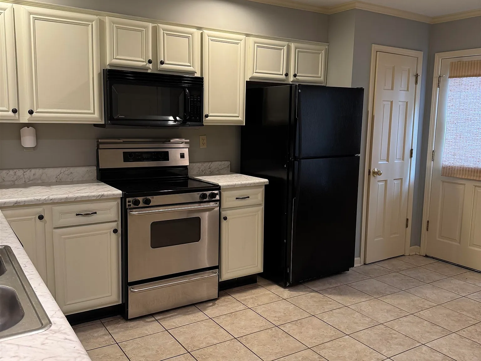 2 bed, 2.5 bath, 1394 sqft, $1,300 — Photo 4