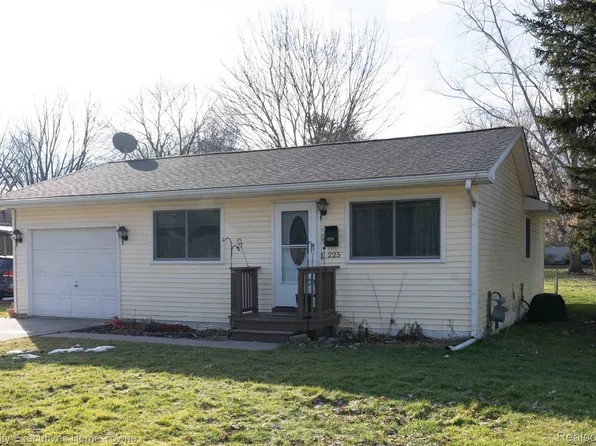 225 Melvin St, Croswell, MI 48422