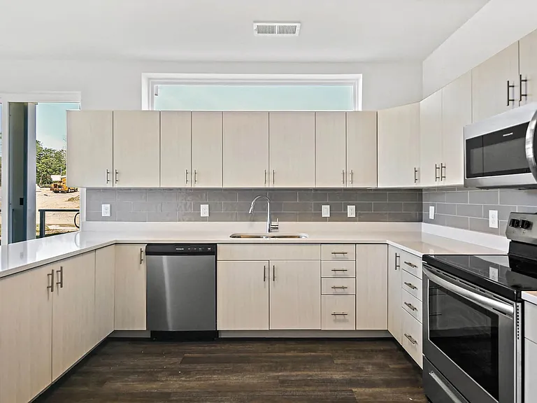 Metropolis Apartments — Photo 15