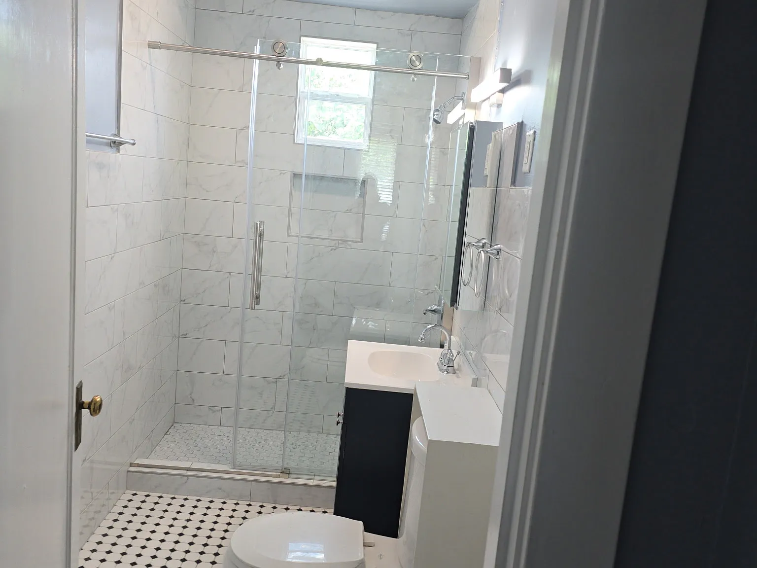 4 bed, 2100 sqft, $4,400 — Photo 4
