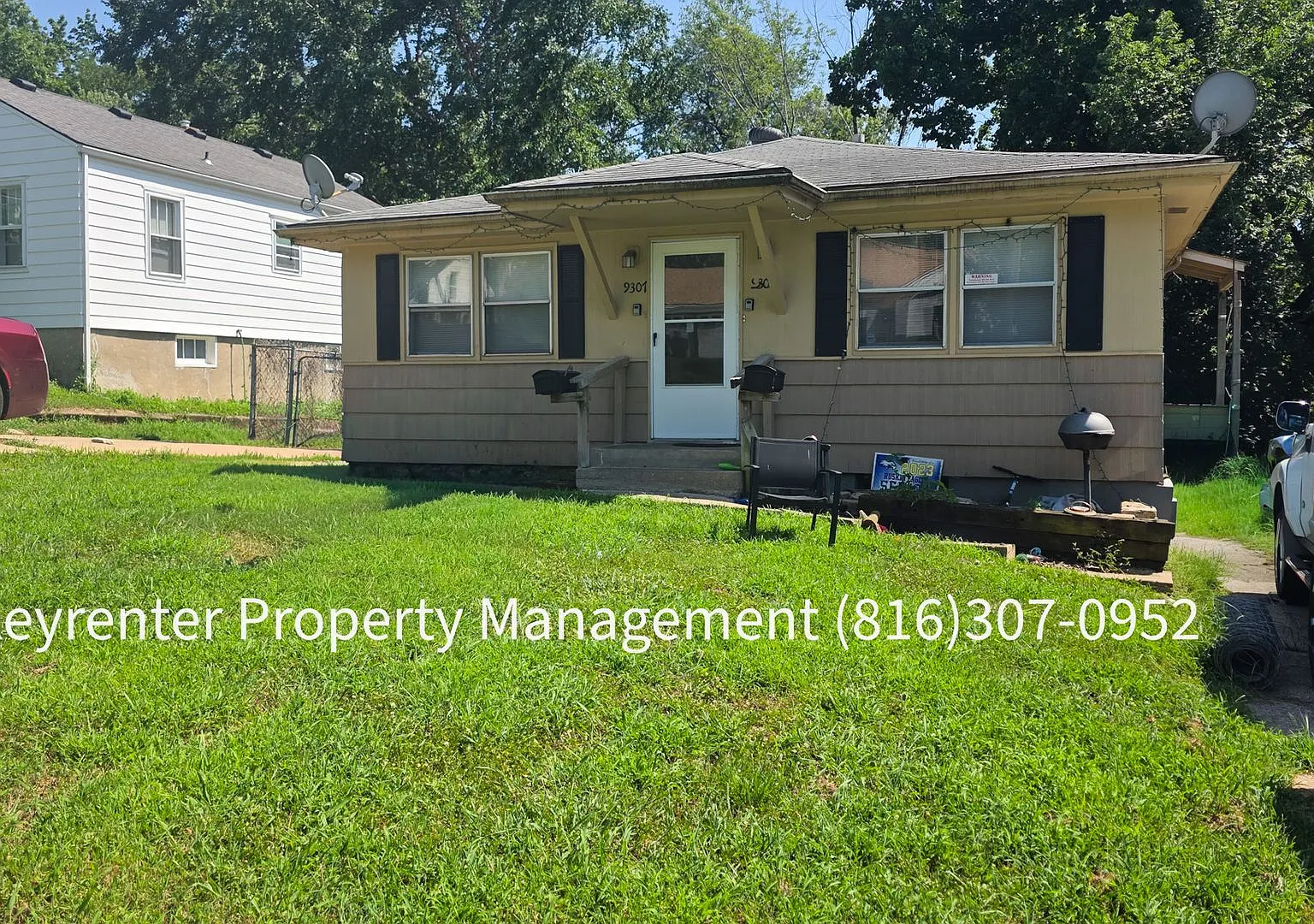 Charming 2-Bedroom Home with Spacious Yard & Off-Street Parking — Photo 3