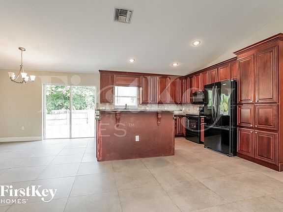 4th image of 18552 Spruce Dr W