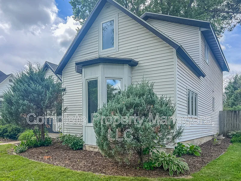 3 bed, 1.0 bath, 1539 sqft, $1,575 — Photo 2