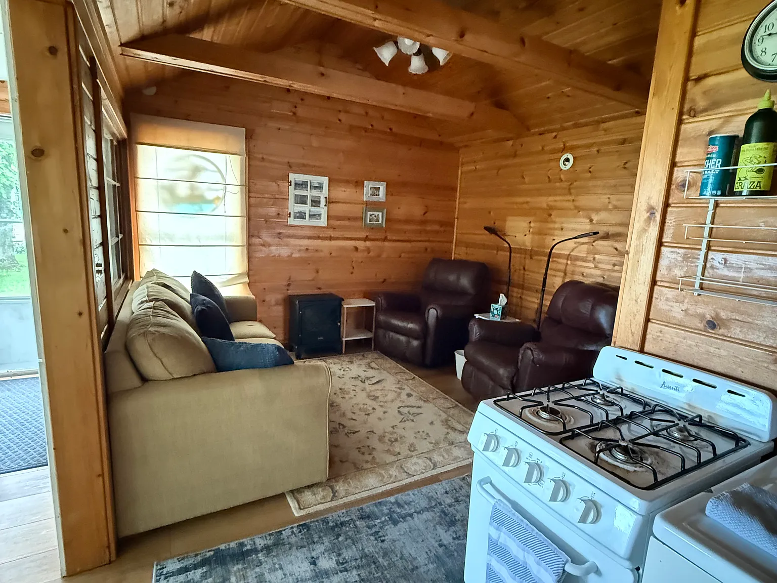 3 bed, 1.5 bath, 934 sqft, $1,600 — Photo 2
