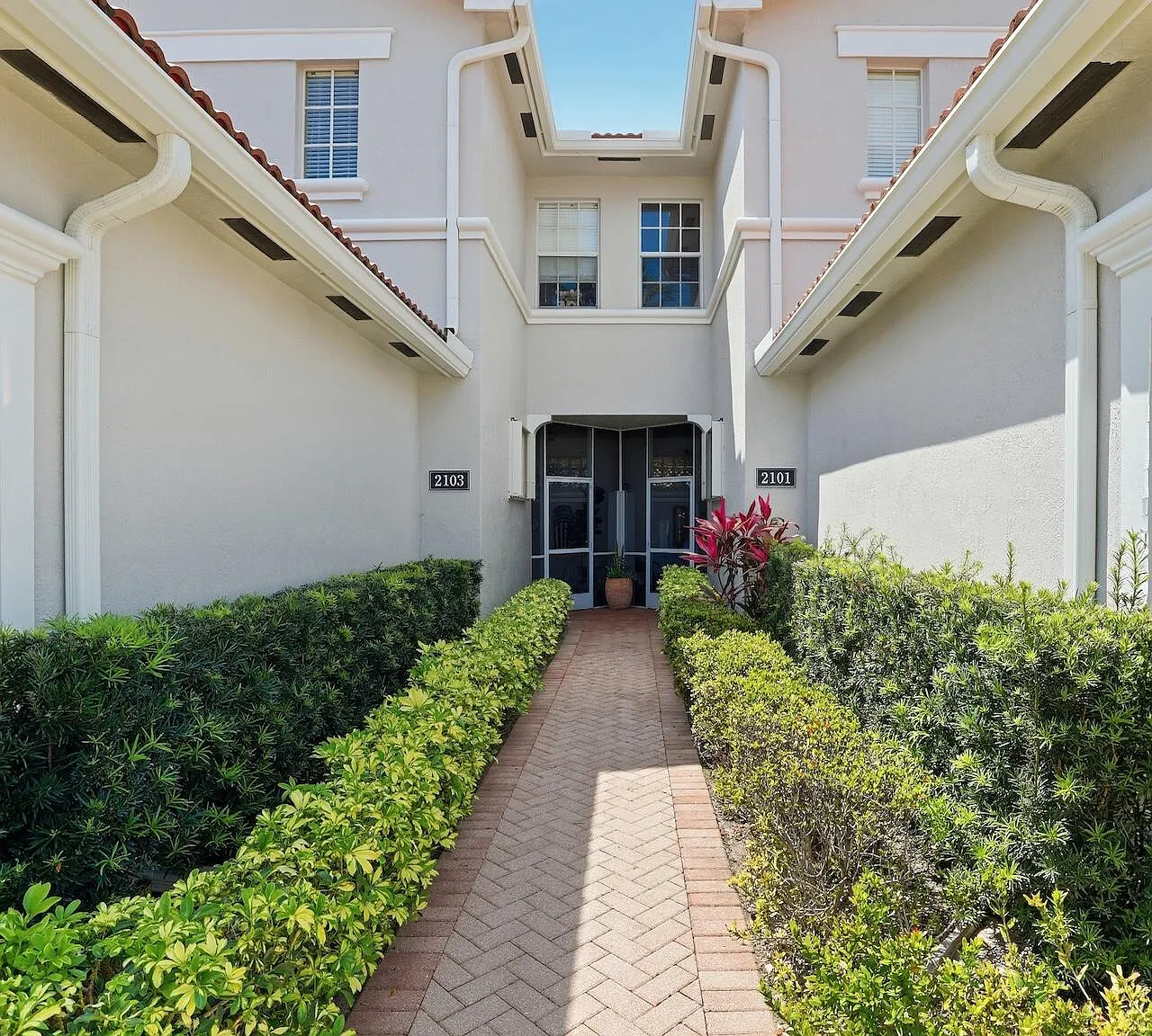 3 bed, 2.0 bath, 1812 sqft, $5,000 — Photo 2