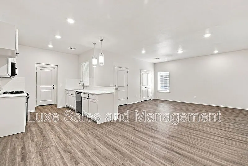 3 bed, 2.0 bath, 1445 sqft, $1,645 — Photo 4