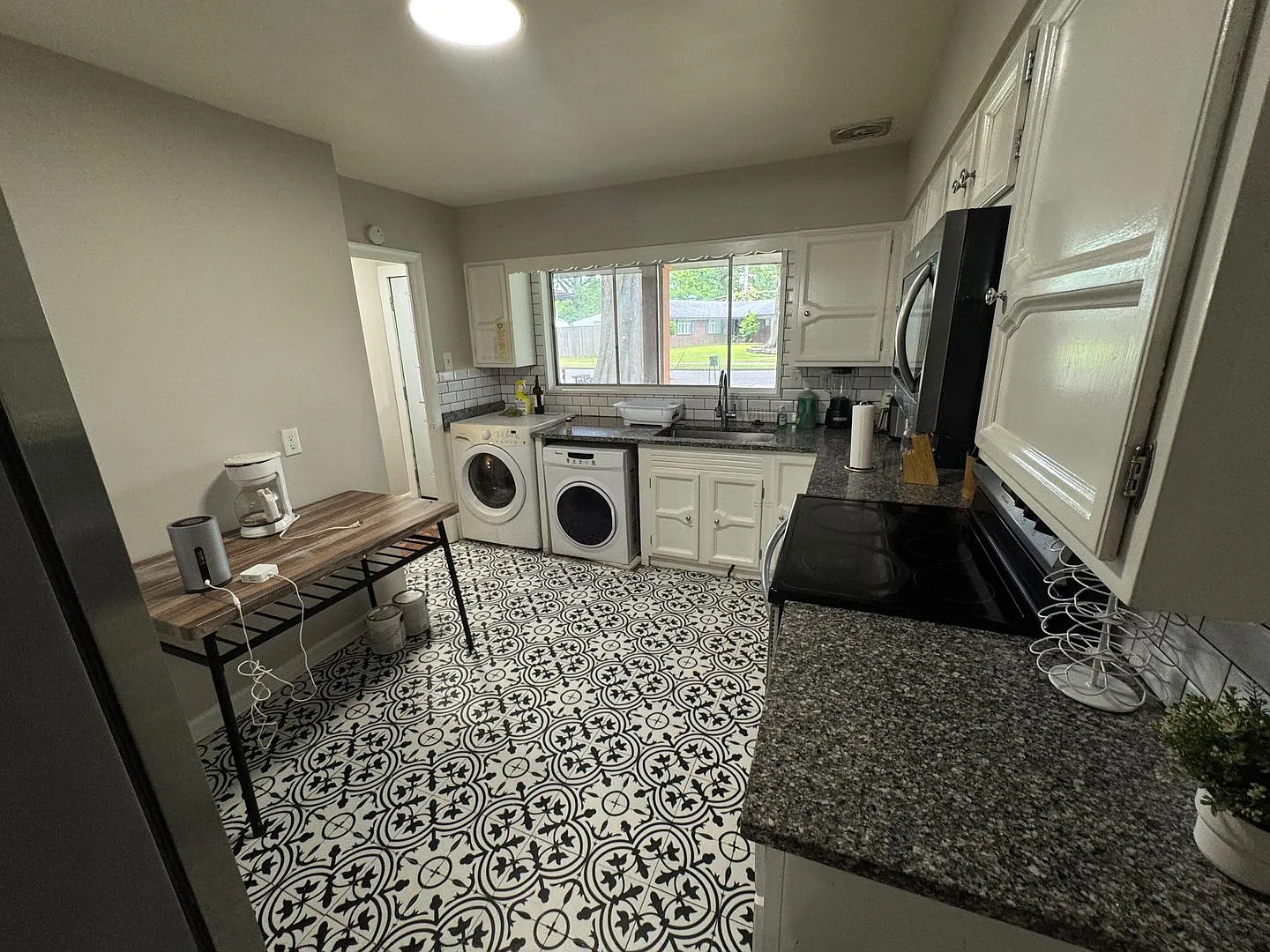 Cozy Freshly Updated 4BR/2BA on Green Acres- Available Now — Photo 4