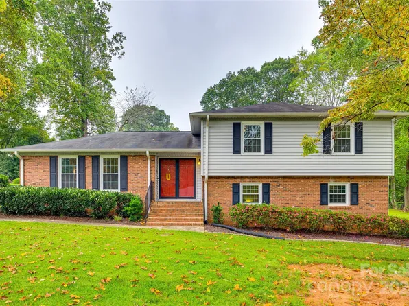 210 Oakwood Dr, Mount Holly, NC 28120