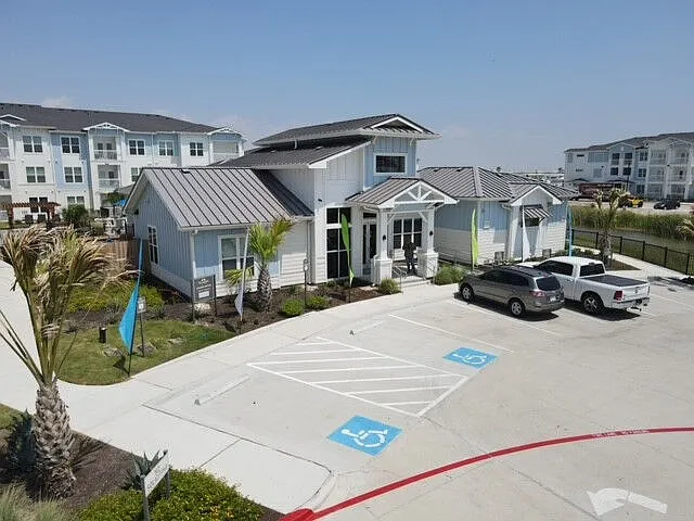 2350 E Berry St — Photo 10