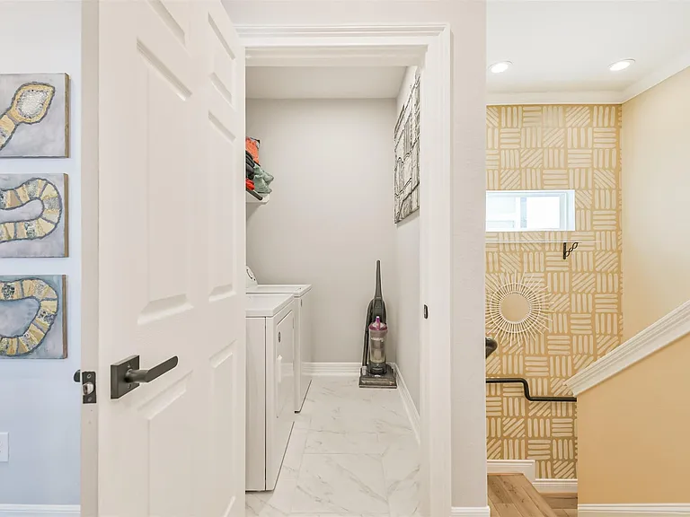 1010 Melneeka Ln — Photo 22