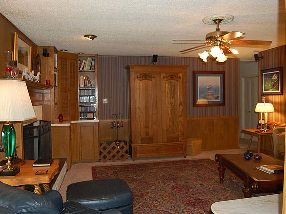 Family room w/ retro wet bar
