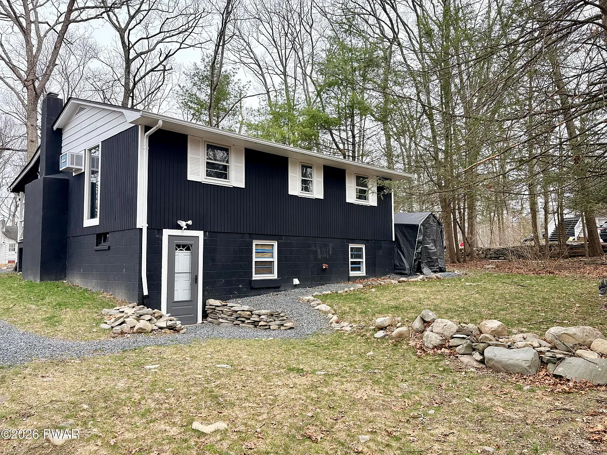 Building Photo - 256 Wynding Way