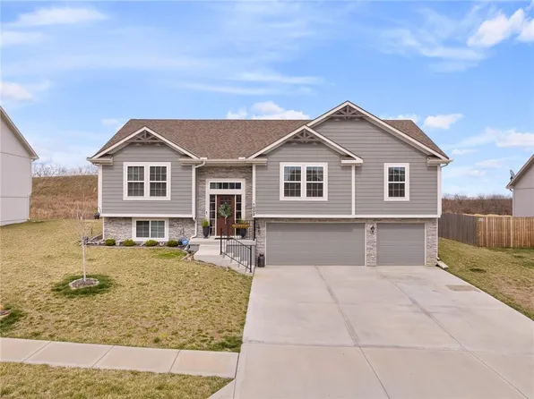 1002 NW 4th St, Oak Grove, MO 64075