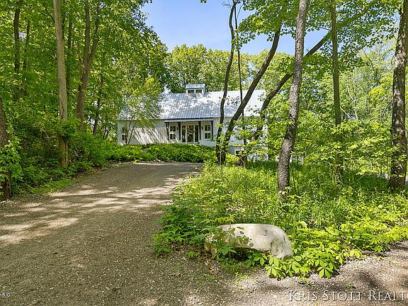 2nd image of 5555 Canyon River Dr NE