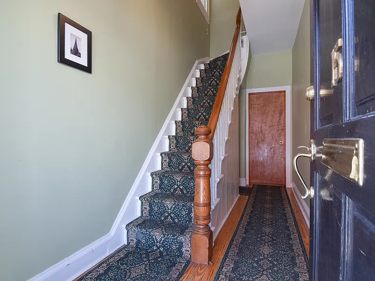 Front Hallway Entrance