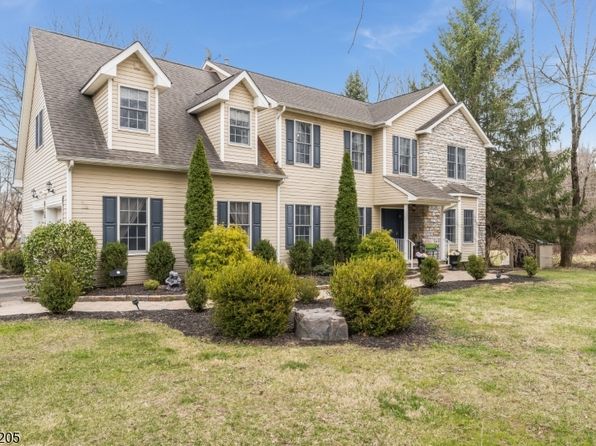 6 Knox Ln, Lebanon Boro, NJ 08833