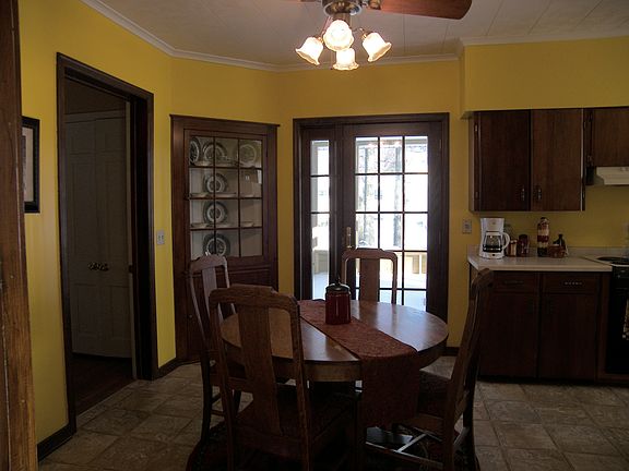 brkfast area/door to sun roo