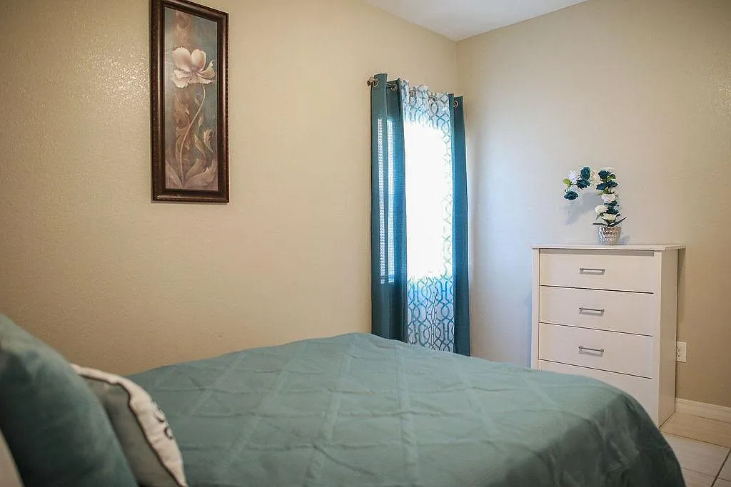 2 bed, 2.5 bath, 3000 sqft, $776 — Photo 1