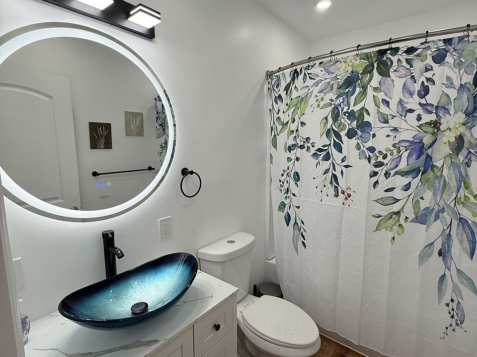 Shared space: Bathroom for room 2 and 3