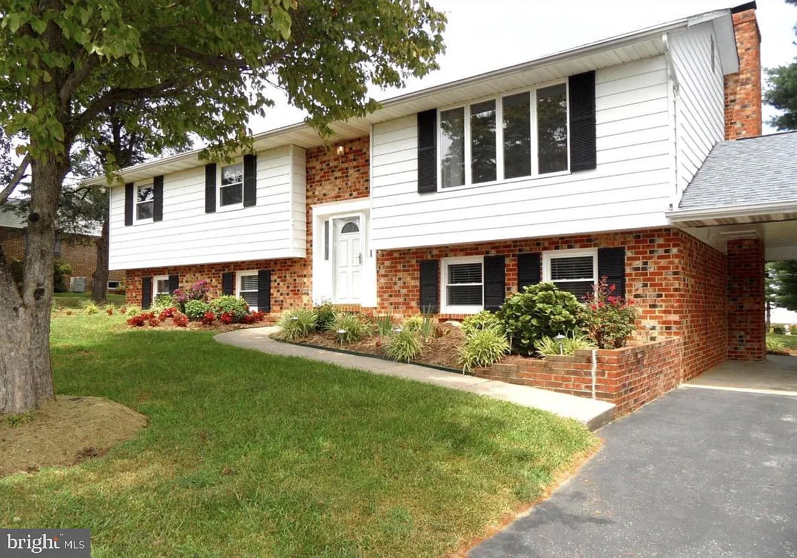 4 bed, 2.5 bath, 2186 sqft, $3,550 — Photo 2