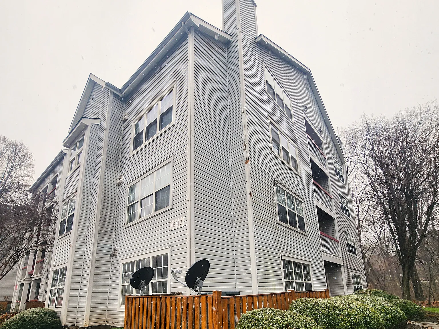 Sunlit 2BR Condo for Rent with Cathedral Ceilings & Resort-Style — Photo 2
