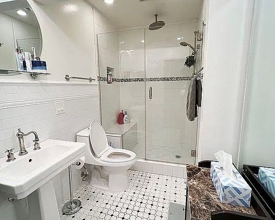 5th image of 525 N Sycamore Ave APT 202
