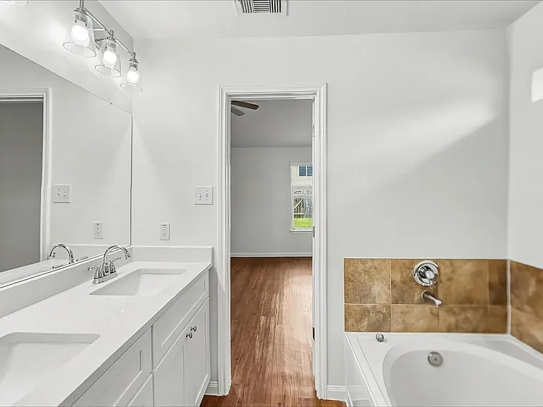 3934 Hawthorne Glen Ct — Photo 9