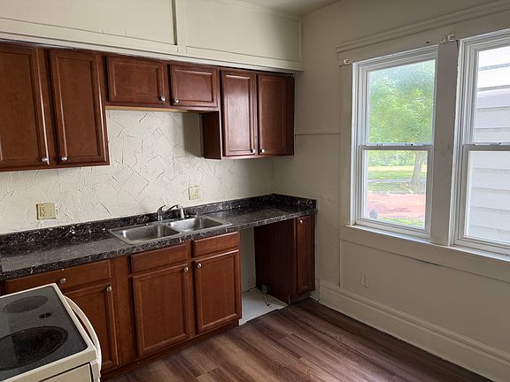 4th image of 244 Arch St