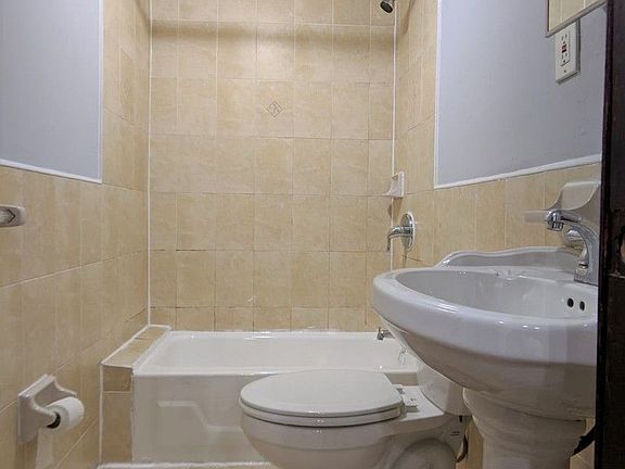 5th image of 905 Willoughby Ave #2M