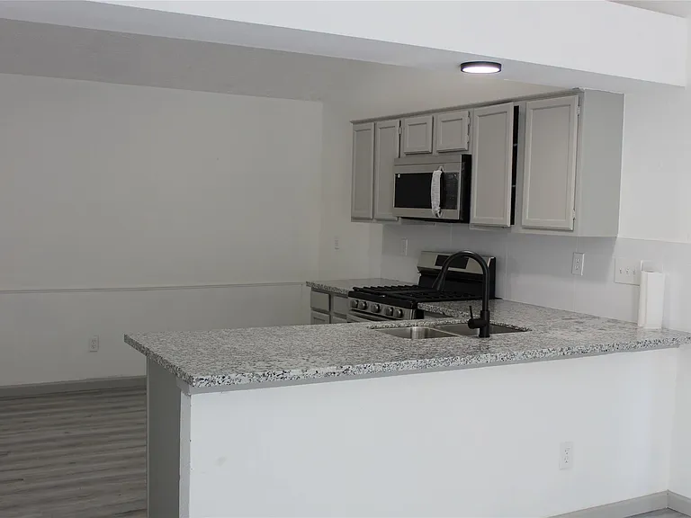 9211 Golden Meadow Dr — Photo 8