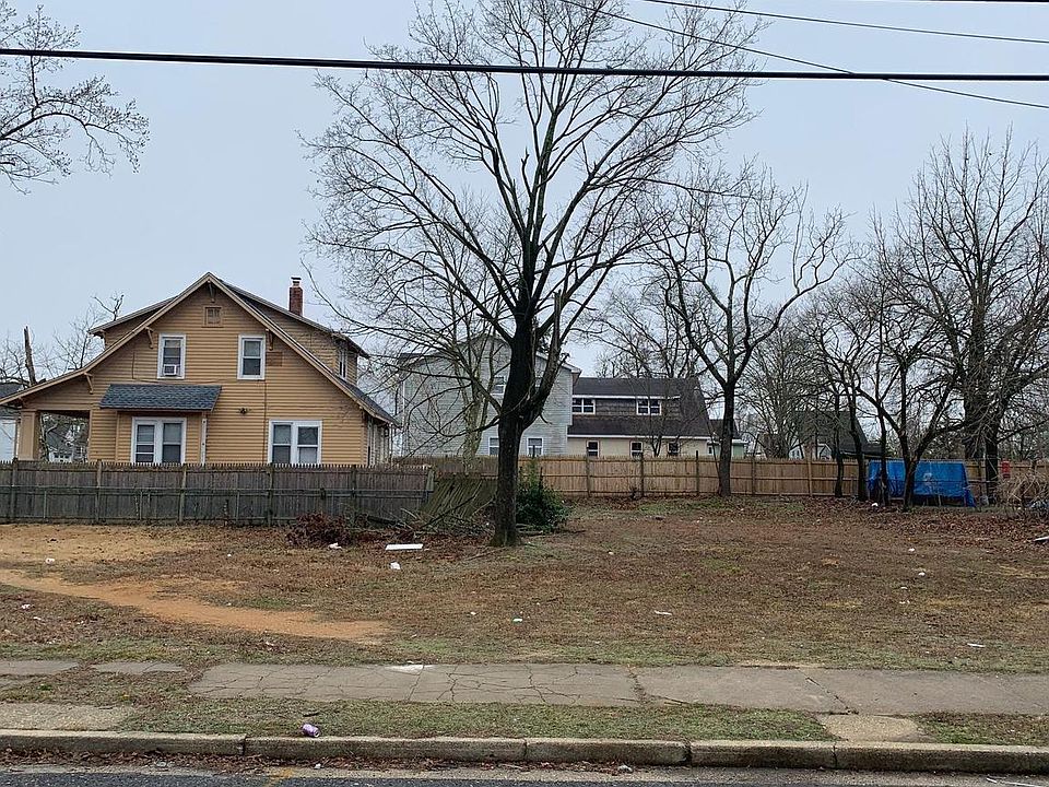 2nd image of 327 Oak St E
