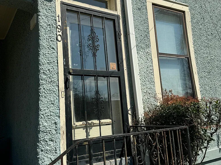 190 S Barksdale St — Photo 2