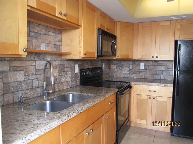 NE 27th Ct — Photo 15