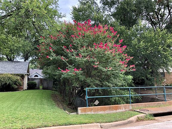 5th image of 904 W Redbud Dr