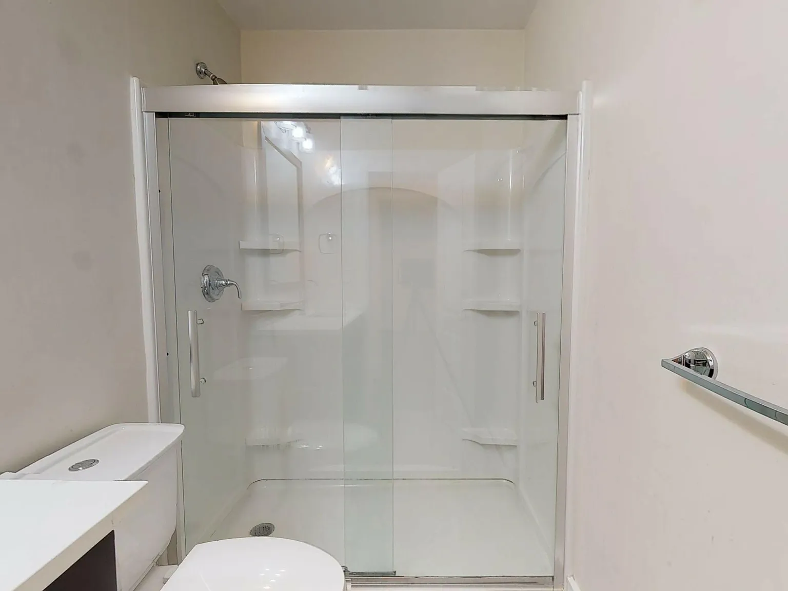 5 bed, 9999 sqft, $9,000 — Photo 3