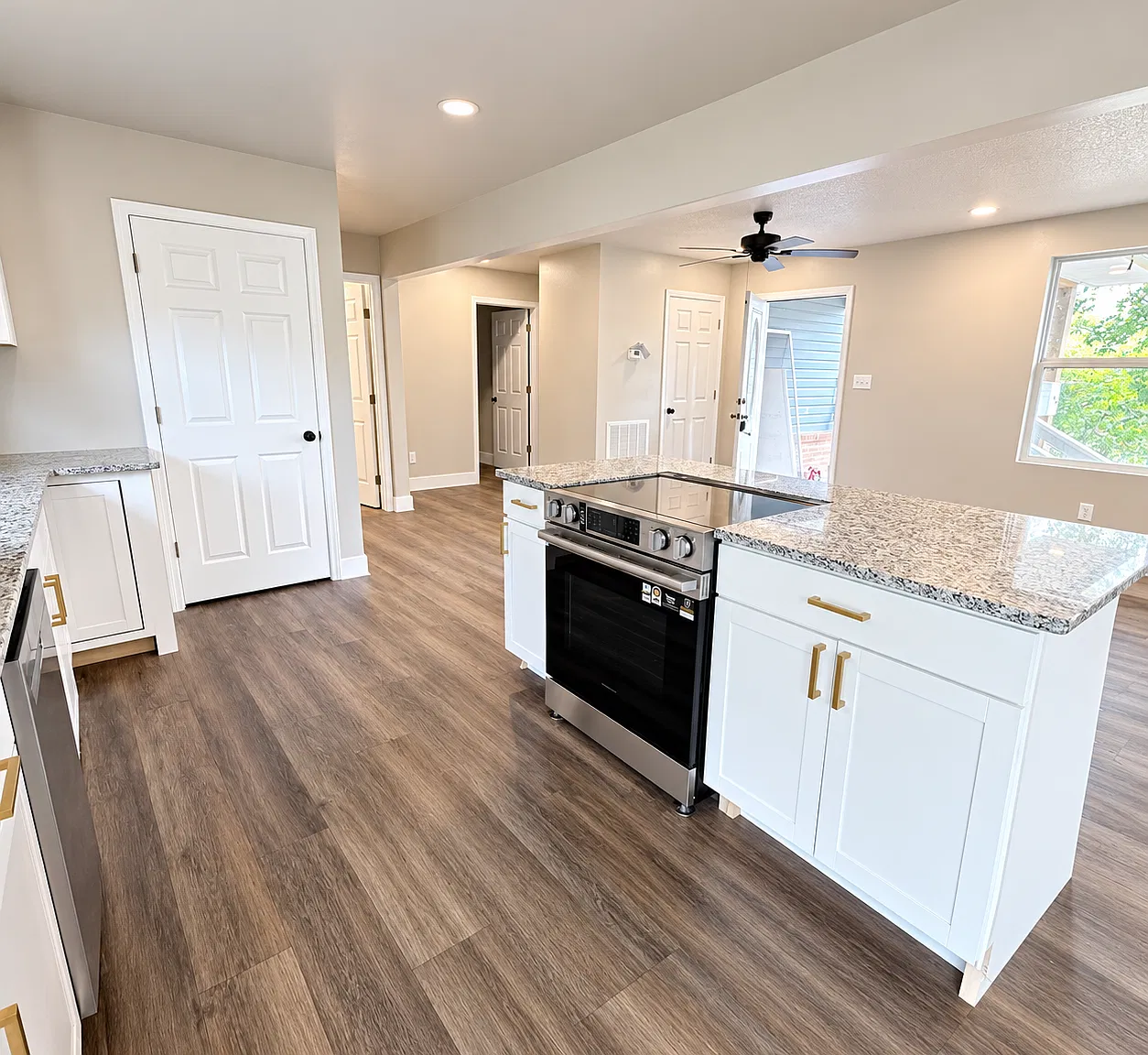 3 bed, 2.0 bath, 1400 sqft, $2,150 — Photo 2
