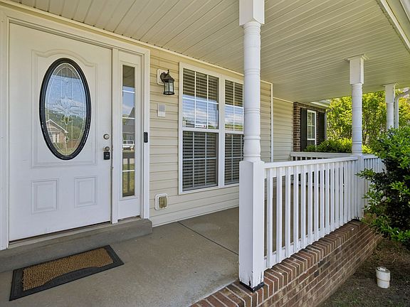 5th image of 688 Fallbrook Ln