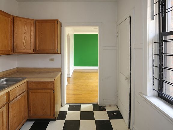 3rd image of 3935 N Janssen Ave APT 2W