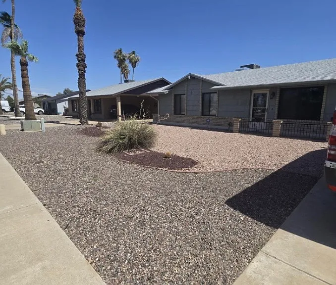 10521 W Loma Ln — Photo 2