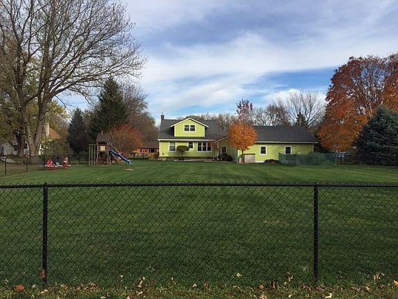 Extra large, fenced yard