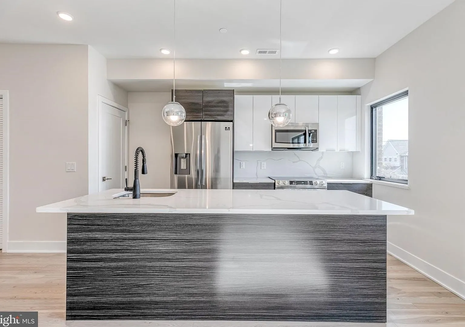 Brand New Luxury Apartments — Photo 3