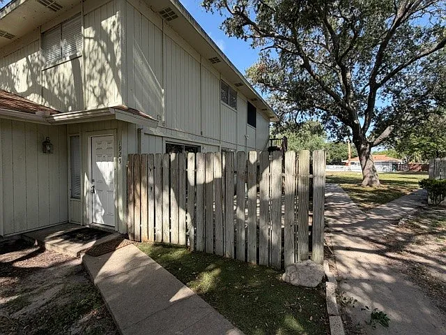 2 bed, 1.5 bath, 1042 sqft, $1,500 — Photo 2