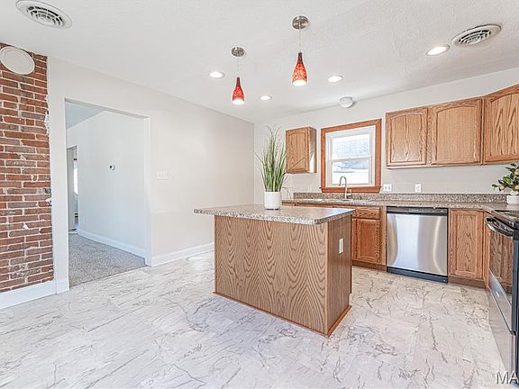 4th image of 221 W Miller St